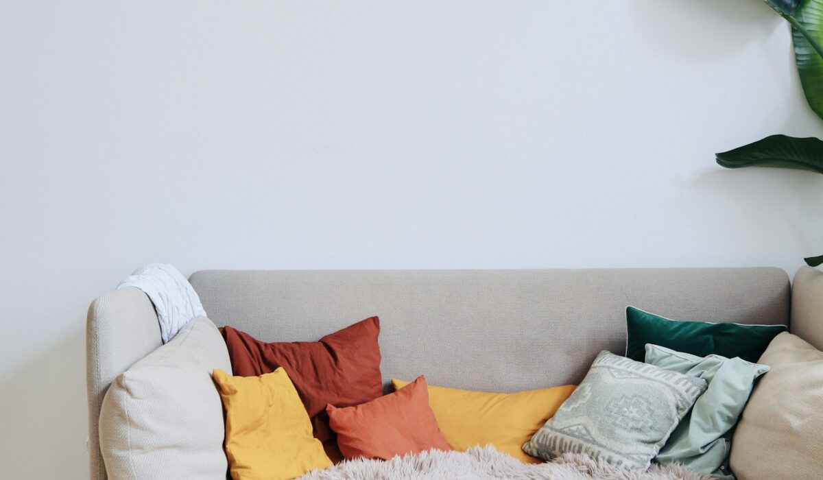 Teplý interiér obývacího pokoje