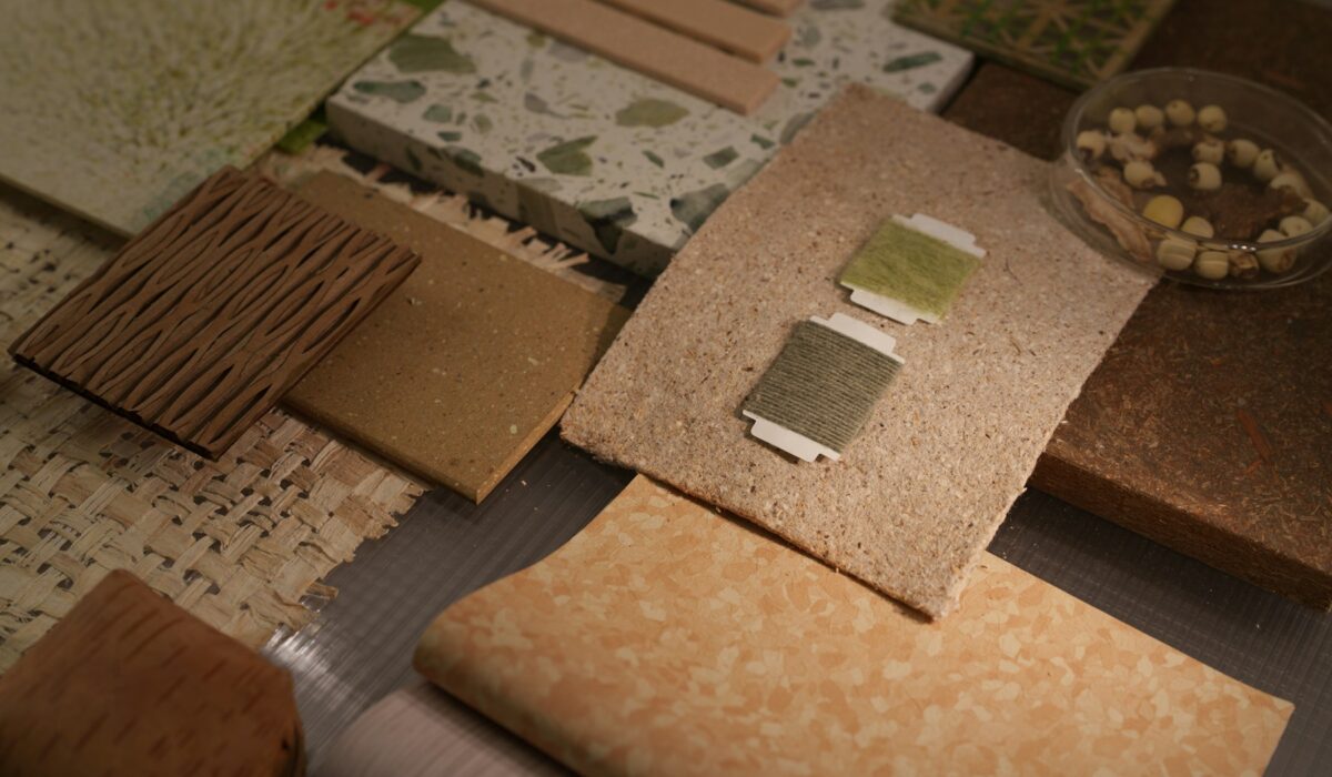 Textury dřeva a kamene v domě