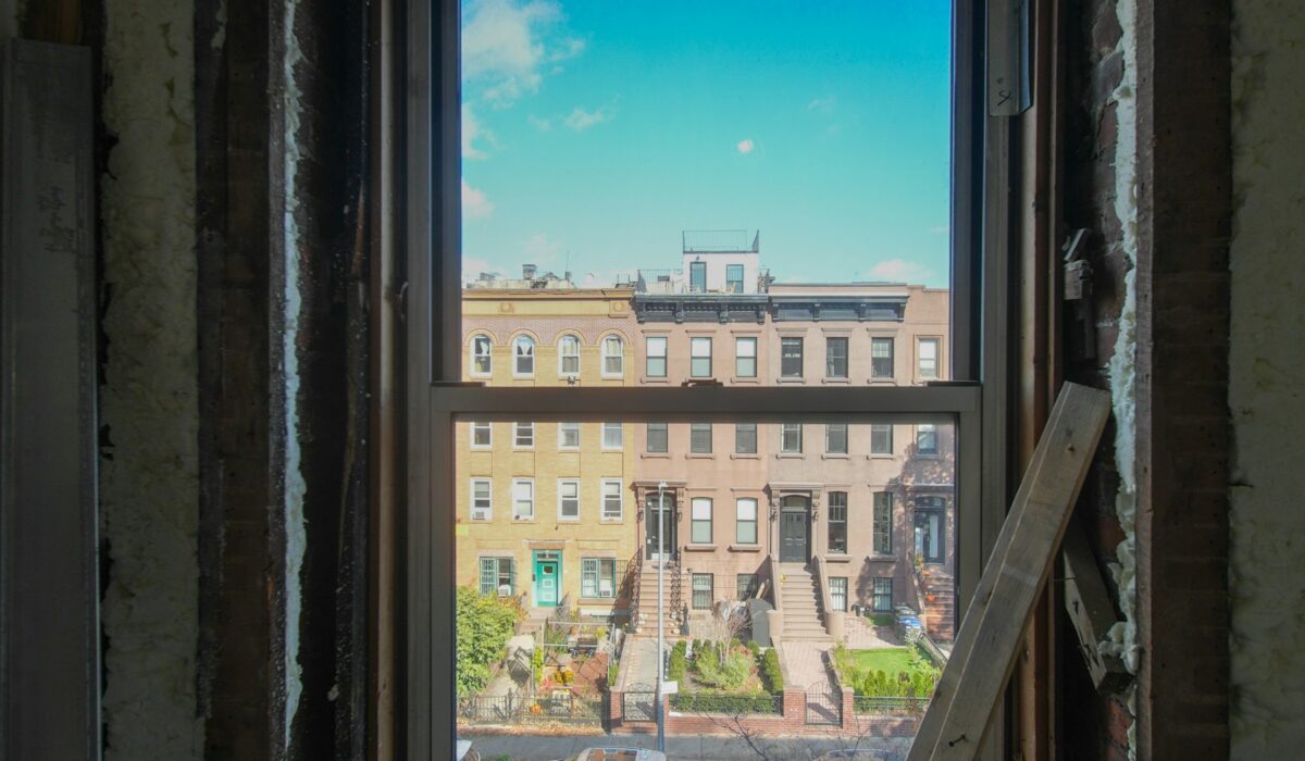 Dům v lešení při rekonstrukci